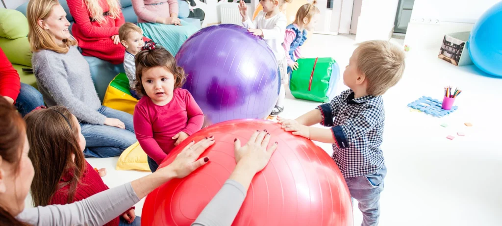 vue-arriere-de-personnes-avec-des-ballons-a-la-maison 2