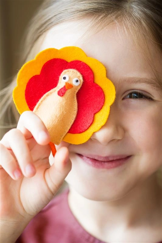 close-up-girl-eating-fruit